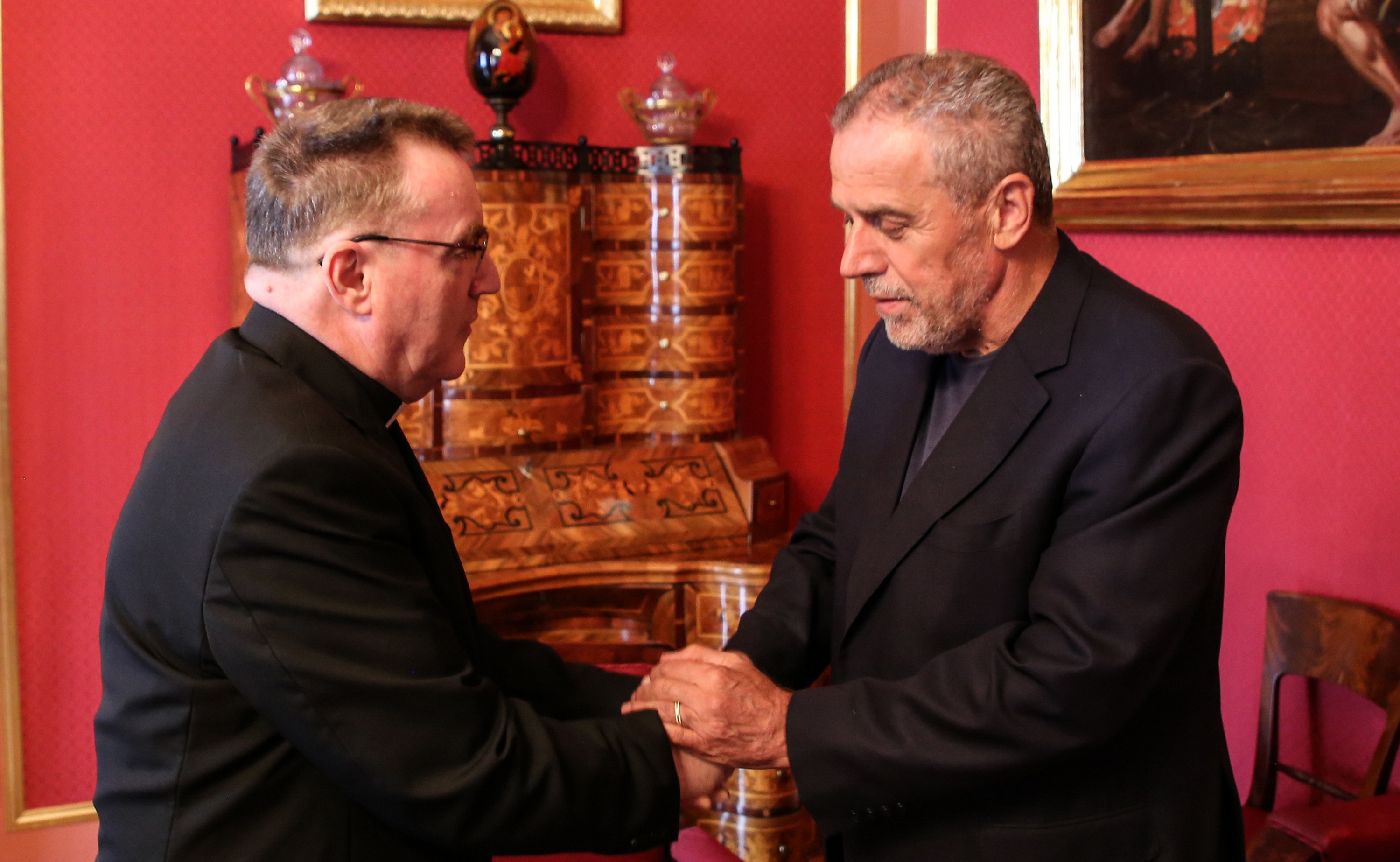 Zagreb, 13.8.2019.- Kardinal Josip Bozaniæ i zagrebaèki gradonaèelnik Milan Bandiæ sastali su se u u utorak, a na sastanku je, izmeðu ostalog, dogovoreno potpisivanje predugovora za lokaciju izgradnje svetita bl. Alojziju Stepincu na Trnjanskoj Savici. "Time æe se steæi zakonski preduvjeti za poèetak realizacije projekta gradnje crkve na Trnjanskoj Savici koja je prva upa posveæena blaenom Alojziju Stepincu nakon njegove beatifikacije 2. listopada 1998. godine", priopæeno je iz Zagrebaèke nadbiskupije.
foto HINA/ Zagrebaèka nadbiskupija/ ua