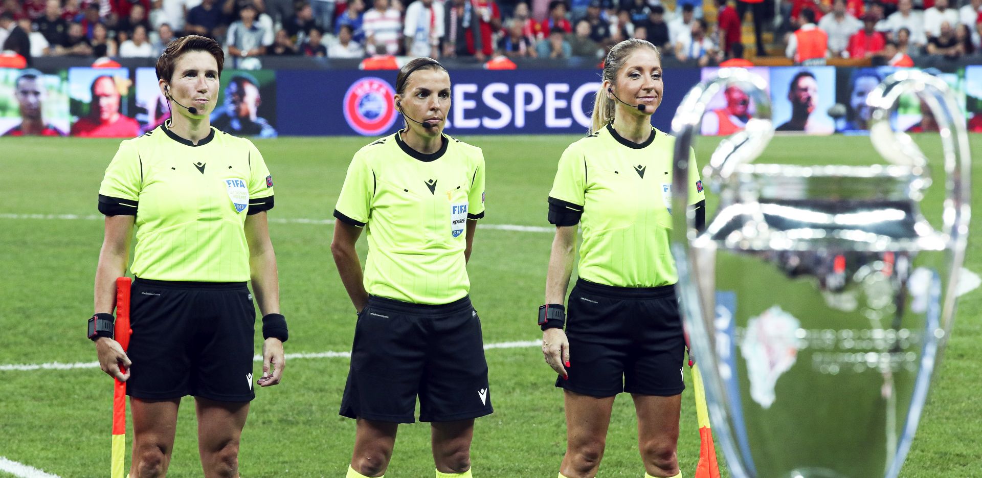epa07773756 French referee Stephanie Frappart (C) and her assistants before the UEFA Super Cup soccer match between Liverpool FC and Chelsea FC in Istanbul, Turkey, 14 August 2019.  EPA/TOLGA BOZOGLU