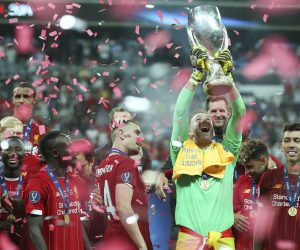 epa07773903 Liverpool's goalkeeper Adrian (C-R) lifts the trophy as his teammates celebrate after winning the UEFA Super Cup soccer match between Liverpool FC and Chelsea FC in Istanbul, Turkey, 14 August 2019.  EPA/TOLGA BOZOGLU