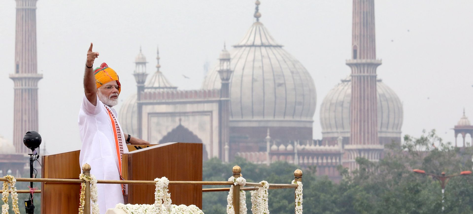 epa07774136 Indian Prime Minister Narendra Modi addresses the nation from the Red Fort during Independence Day celebrations in New Delhi, India, 15 August 2019. Modi hoisted the national flag at the historic Red Fort marking 72 years of independence from Britain since 1947.  EPA/HARISH TYAGI