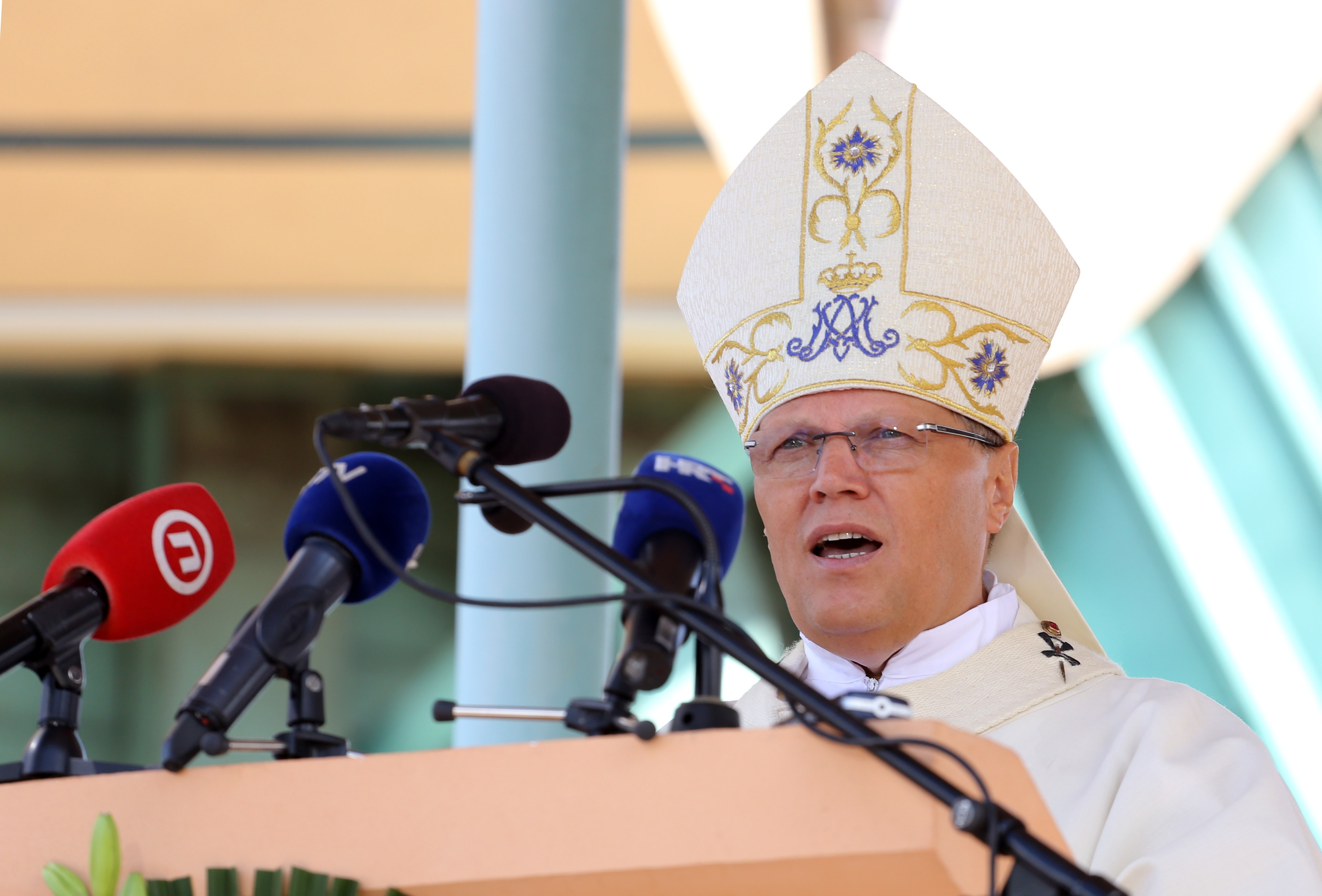 Aljma, 15.08.2019 - U svetitu Gospe od Utoèita u Aljmau na svetkovinu Velike Gospe sveèanu misu predvodio je æe ðakovaèko-osjeèki nadbiskup Ðuro Hraniæ. Na slici Ðuro Hraniæ.
foto HINA/ ds