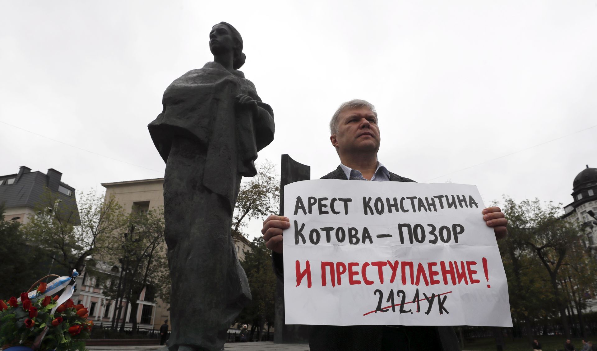 epa07777436 Sergei Mitrokhin, a representative of democratic party Yabloko, and also unregistered candidate, holds a placard reading 'Konstantin Kotov's arrest is a shame and crime! 212.1FC' during a single picket in the center of Moscow, Russia, 17 August 2019. Liberal opposition protest against decision of the Central Elections Commission not to register their candidates for Moscow City Duma elections, which are scheduled on 08 September.  EPA/SERGEI ILNITSKY