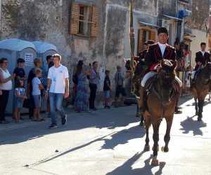 Barban, 18.08.2019 - Tradicionalna, 44. Trka na prstenac odrana je u istarskom Barbanu. Uz brojne goste, uzvanike i prijatelje Trke programu su nazoèili i predsjednica Republike Kolinda Grabar-Kitaroviæ,te premijer Andrej Plenkoviæ.
foto HINA/ Daniel SPONZA/ ik