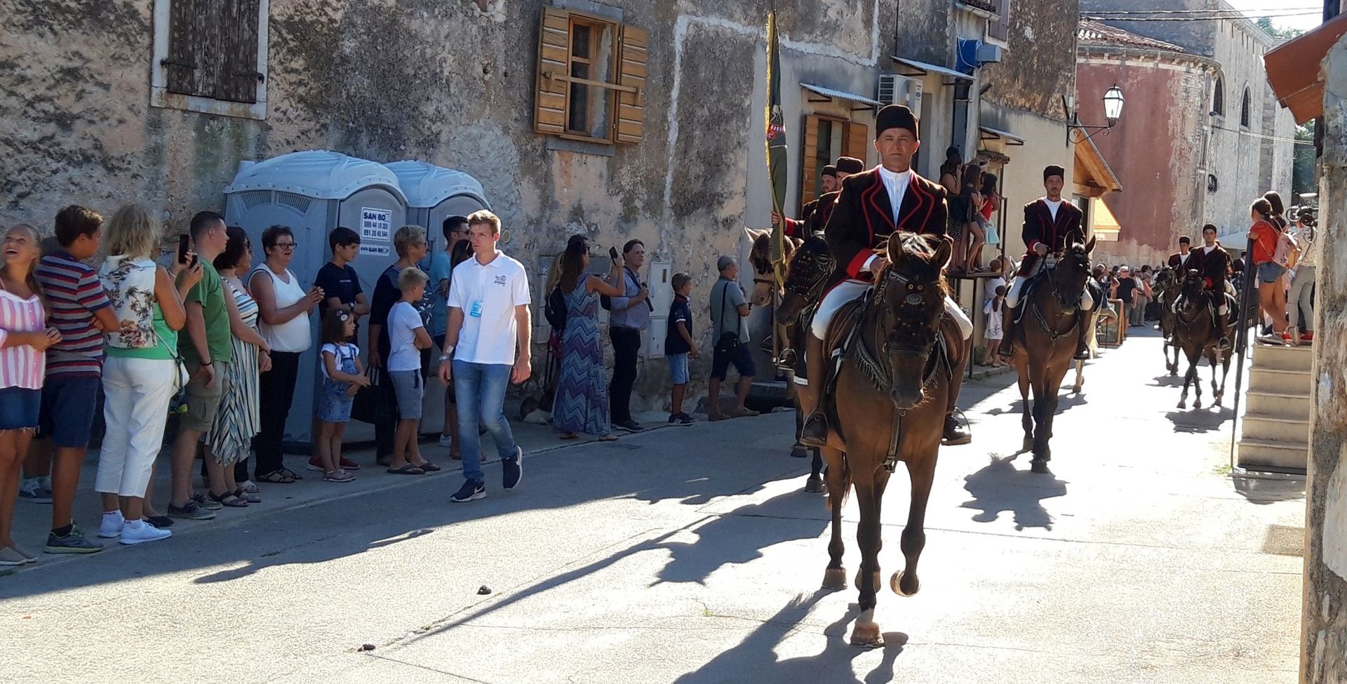 Barban, 18.08.2019 - Tradicionalna, 44. Trka na prstenac odrana je u istarskom Barbanu. Uz brojne goste, uzvanike i prijatelje Trke programu su nazoèili i predsjednica Republike Kolinda Grabar-Kitaroviæ,te premijer Andrej Plenkoviæ.
foto HINA/ Daniel SPONZA/ ik