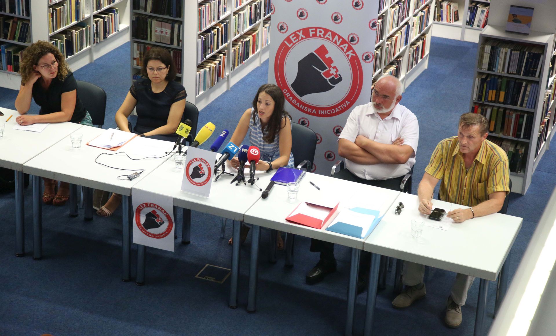 Zagreb, 20.8.2019 - Građanska inicijative Lex Franak održala je konferenciju za medije na teme: "Dosadašnji rad Građanske inicijative Lex Franak od osnutka do danas" i "Građanska inicijativa Lex Franak predstavlja svoj zainteresiranoj javnosti, institucijama RH i medijima prijedlog Zakona o ništetnosti Ugovora o kreditu s valutnom klauzulom u švicarskim francima". Na fotografiji (L-D) Nataša Lisac, Ana Galoši Comisso, Tea VrbkaBožo Ivošević i Damir Danijel Šlogar. foto HINA /Zvonimir KUHTIĆ/ zk