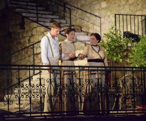 Dubrovnik, 20.08.2019. - Premijera predstave Geranium, prema istoimenoj pripovijetki Iva Vojnoviæa te pripovijetki Otok iz zbirke Molitva na etalitu Antuna oljana, u reiji Marine Pejnoviæ i izvedbi Festivalskog dramskog ansambla odrana je u utorak naveèer na 70. Dubrovaèkim ljetnim igrama (DLJI) u parku Umjetnièke kole Luke Sorkoèeviæa. foto HINA/ Baldo MARUNÈIÆ/ bm