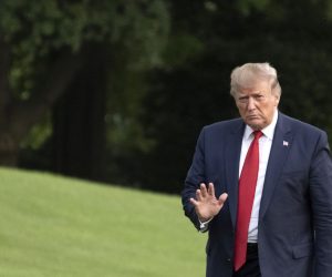 epa07785066 US President Donald J. Trump (L) waves to the press as he arrives on the South Lawn of the White House following his participation in events in Louisville, Kentucky; in Washington, DC, USA, 21 August 2019.  EPA/RON SACHS / POOL