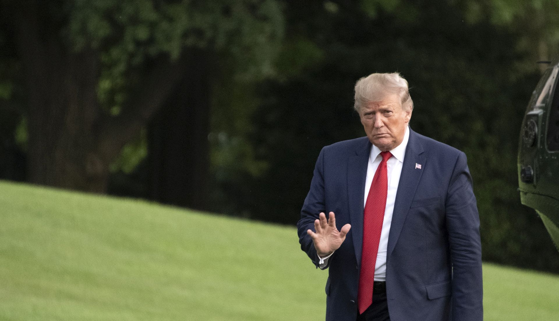 epa07785066 US President Donald J. Trump (L) waves to the press as he arrives on the South Lawn of the White House following his participation in events in Louisville, Kentucky; in Washington, DC, USA, 21 August 2019.  EPA/RON SACHS / POOL