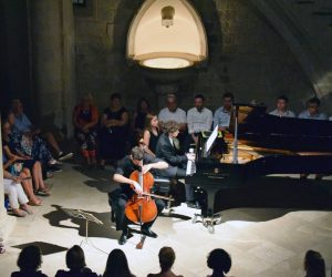 Dubrovnik, 22.08.2019. - Violonèelist Luka uliæ i pijanist Aljoa Juriniæ nastupili su u èetvrtak naveèer u atriju dubrovaèkog Kneeva dvora u sklopu glazbenog programa jubilarnih 70. Dubrovaèkih ljetnih igara (DLJI). foto HINA/ Baldo MARUNÈIÆ/ bm