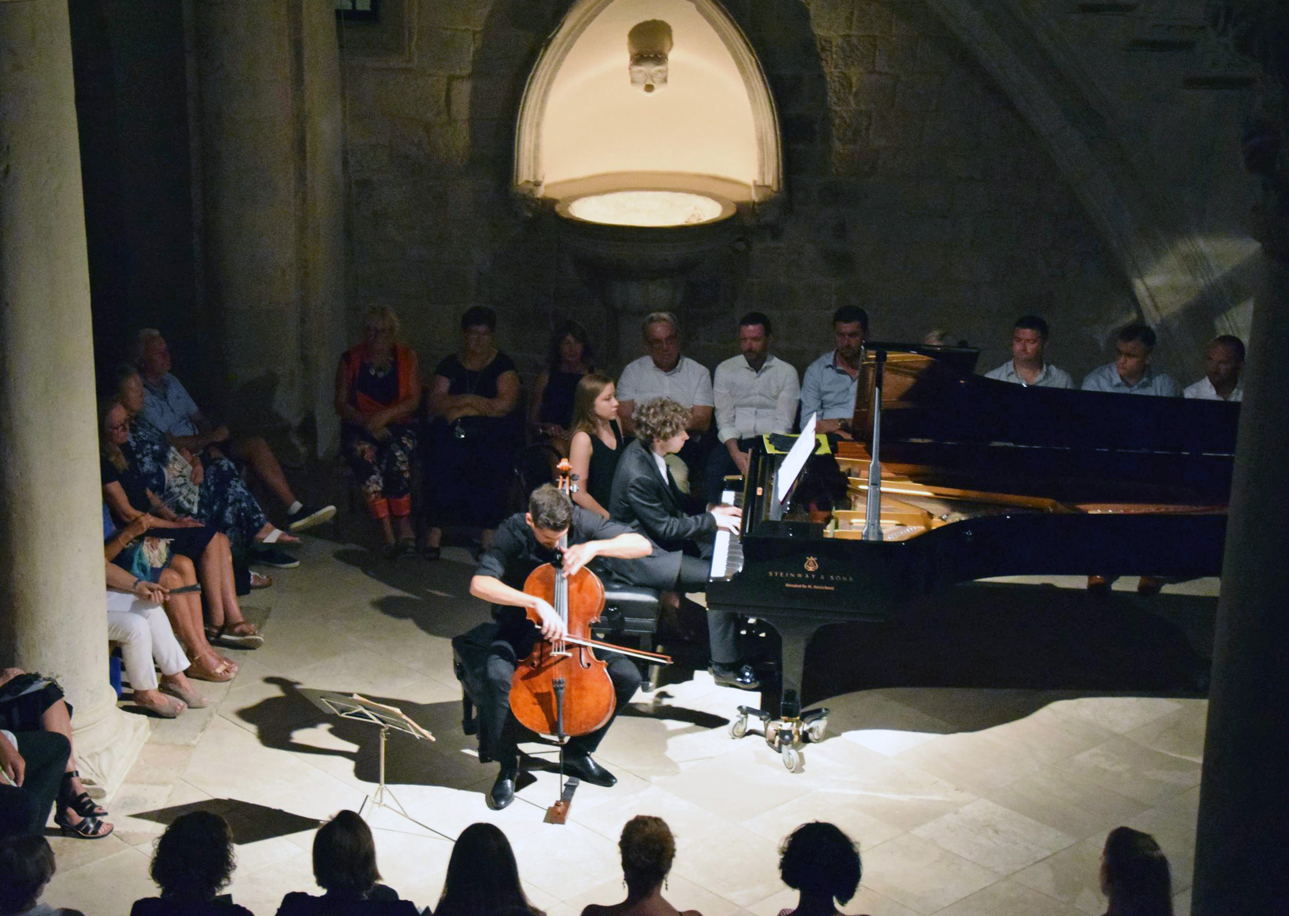 Dubrovnik, 22.08.2019. - Violonèelist Luka uliæ i pijanist Aljoa Juriniæ nastupili su u èetvrtak naveèer u atriju dubrovaèkog Kneeva dvora u sklopu glazbenog programa jubilarnih 70. Dubrovaèkih ljetnih igara (DLJI). foto HINA/ Baldo MARUNÈIÆ/ bm