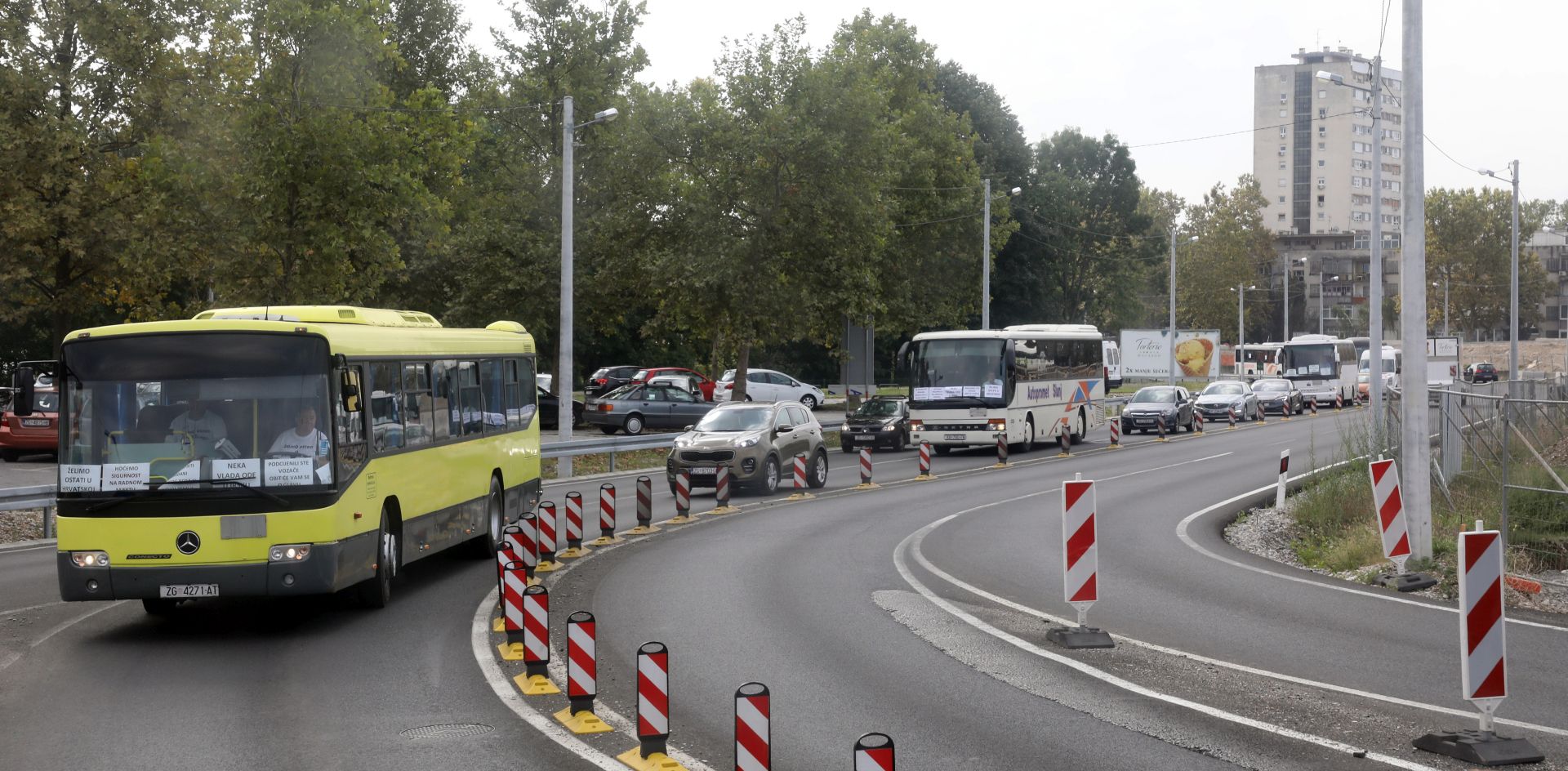 Zagreb, 23.08.2019 - Sindikat prometa i veza i Udruga sindikata vozaèa i prometnih radnika u petak u 10 sati zapoèeli su desetominutni trajk upozorenja, krenuvi u prosvjednoj koloni s 30-tak autobusa od Zagrebaèkog velesajma do Ministarstva mora, prometa i infrastrukture.
foto HINA/ Admir BULJUBAIÆ/ ds