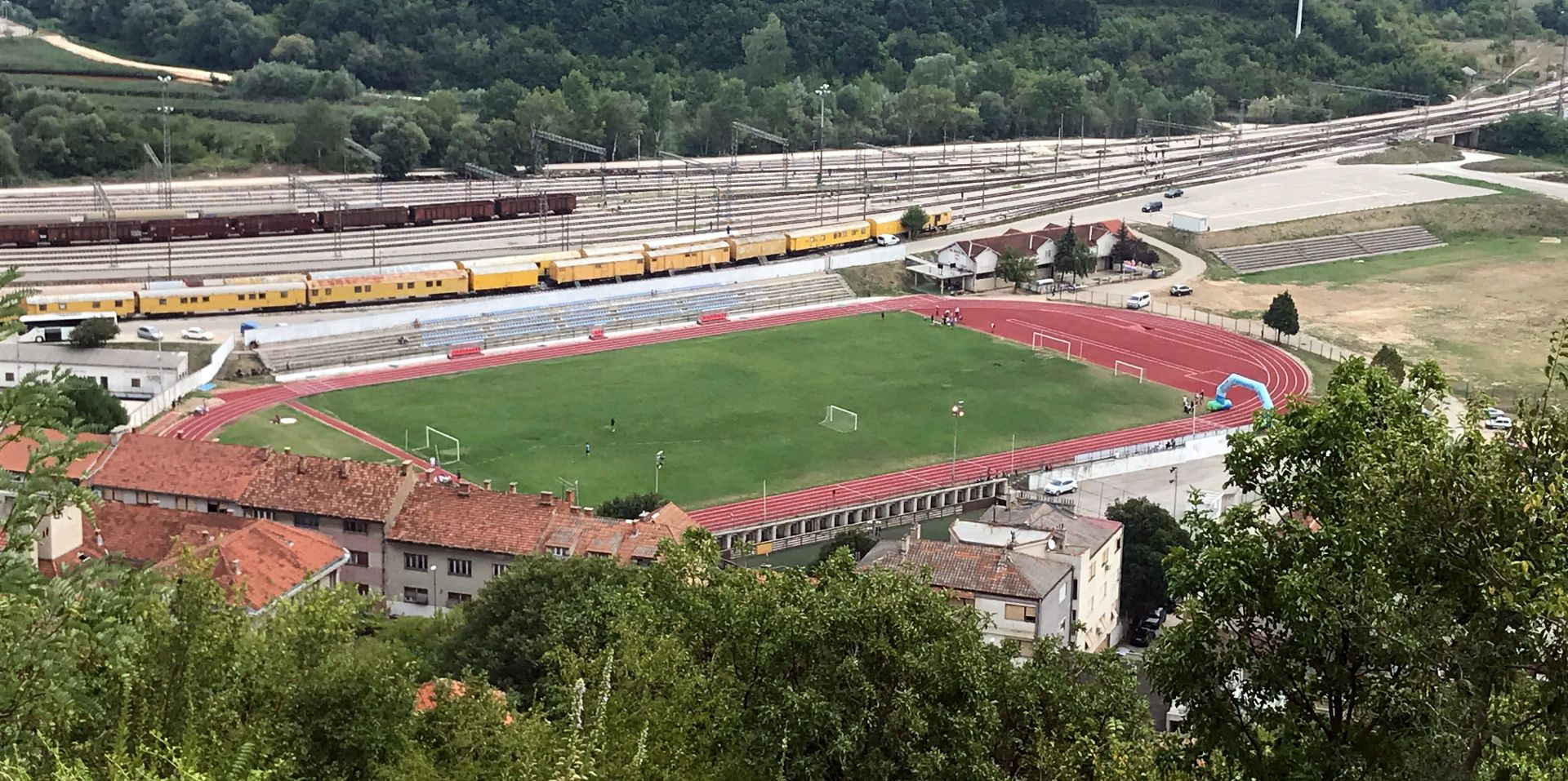 Knin, 23.08.2019 - U petak je u Kninu otvoren novi atletski stadion, èijom obnovom i izgradnjom je ibensko-kninska upanija dobila prvu krunu atletsku stazu sa svim pripadajuæim borilitima, a njezinim otvorenjem mlade atletièarke i atletièari Knina, ali i cijele upanije, dobili su optimalne uvjete za trening, priopæili su iz Sredinjeg dravnog ureda za port.
foto HINA/ Sredinji dravni ured za port/ ds