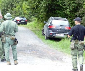 Sisak, 25.8.2019 - Tijekom pojaèanog postupanja u suzbijanju nezakonitih migracija, u nedjelju ujutro, u Slatini Pokupskoj na glinskom podruèju policijski su slubenici pokuali zaustaviti kombi njemaèke registracije, no kombi je ubrzao te sletio u Kupu, a policija je iz njega izvukla 11 migranata. U tijeku je oèevid, a policija intenzivno traga za vozaèem kombija.
foto HINA/ ua