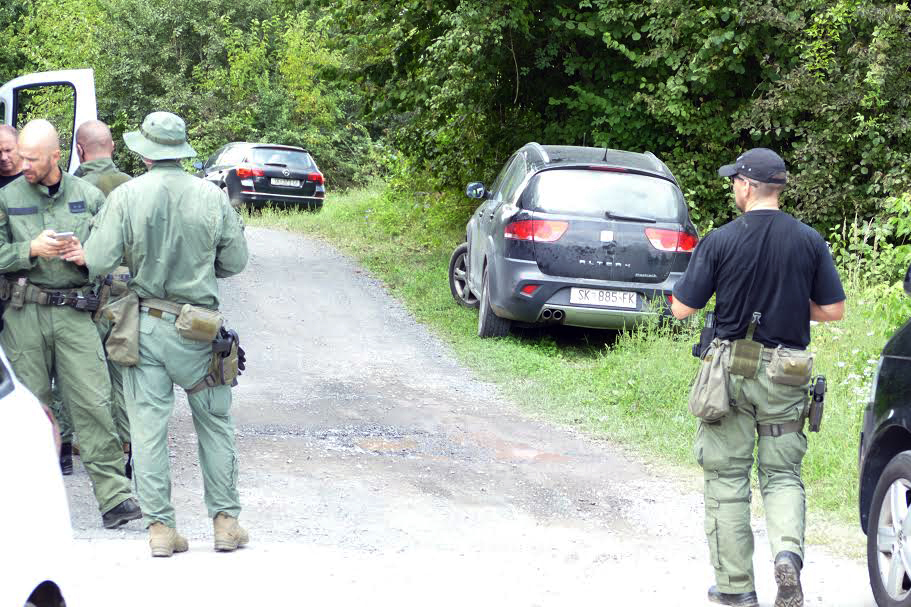 Sisak, 25.8.2019 - Tijekom pojaèanog postupanja u suzbijanju nezakonitih migracija, u nedjelju ujutro, u Slatini Pokupskoj na glinskom podruèju policijski su slubenici pokuali zaustaviti kombi njemaèke registracije, no kombi je ubrzao te sletio u Kupu, a policija je iz njega izvukla 11 migranata. U tijeku je oèevid, a policija intenzivno traga za vozaèem kombija.
foto HINA/ ua