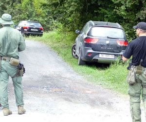 Sisak, 25.8.2019 - Tijekom pojaèanog postupanja u suzbijanju nezakonitih migracija, u nedjelju ujutro, u Slatini Pokupskoj na glinskom podruèju policijski su slubenici pokuali zaustaviti kombi njemaèke registracije, no kombi je ubrzao te sletio u Kupu, a policija je iz njega izvukla 11 migranata. U tijeku je oèevid, a policija intenzivno traga za vozaèem kombija.
foto HINA/ ua