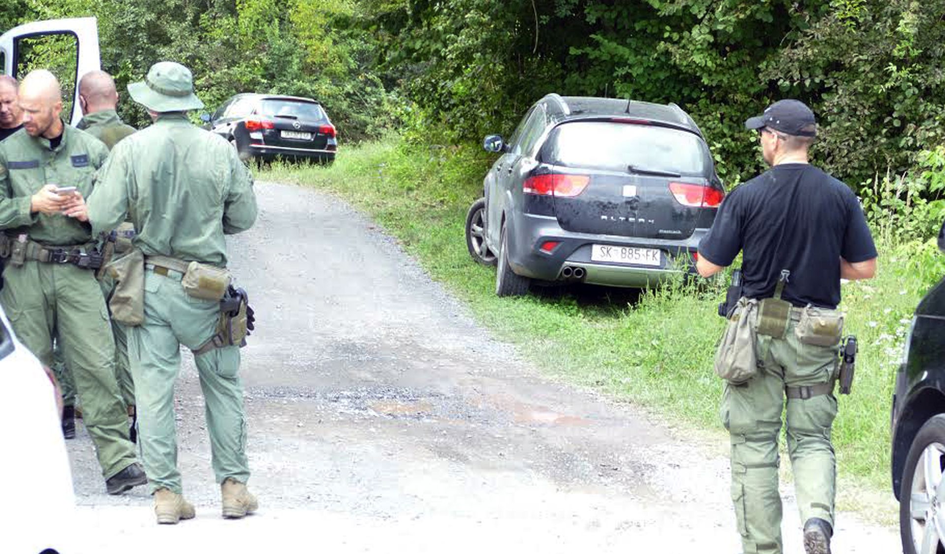 Sisak, 25.8.2019 - Tijekom pojaèanog postupanja u suzbijanju nezakonitih migracija, u nedjelju ujutro, u Slatini Pokupskoj na glinskom podruèju policijski su slubenici pokuali zaustaviti kombi njemaèke registracije, no kombi je ubrzao te sletio u Kupu, a policija je iz njega izvukla 11 migranata. U tijeku je oèevid, a policija intenzivno traga za vozaèem kombija.
foto HINA/ ua