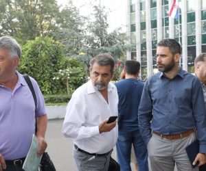 Zagreb, 27.08.2019. - Sastanak Sindikata prometa i veza i Udruga sindikata vozača i prometnih radnika s resornim ministrom Olegom Butkovićem zatvoren je za javnost. Na fotografiji (D-L) Marijan Mitrović (Čazmatrans), Hrvoje Meštrović (UHAJLP), Stjepan Lisičak (SPIVH) prije sastanka. foto HINA/ Lana SLIVAR DOMINIĆ/ lsd