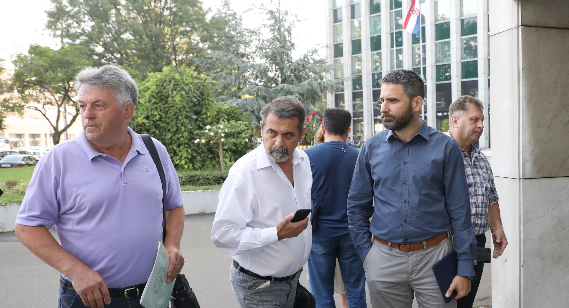 Zagreb, 27.08.2019. - Sastanak Sindikata prometa i veza i Udruga sindikata vozača i prometnih radnika s resornim ministrom Olegom Butkovićem zatvoren je za javnost. Na fotografiji (D-L) Marijan Mitrović (Čazmatrans), Hrvoje Meštrović (UHAJLP), Stjepan Lisičak (SPIVH) prije sastanka. foto HINA/ Lana SLIVAR DOMINIĆ/ lsd