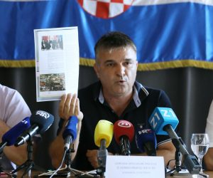 Zagreb, 28.08.2019. - Zbor udruga veterana hrvatskih gardijskih postrojbi, Udruga specijalne policije iz Domovinskog rata RH i Savez udruga branitelja radnika Republike Hrvatske održao je konferenciju za medije na temu "Medijski istup saborskog zastupnika Milorada Pupovca" Na fotografiji Siniša Mastelić, Zoran Maras, Krešimir Maretić. foto HINA/ Lana SLIVAR DOMINIĆ/ lsd
