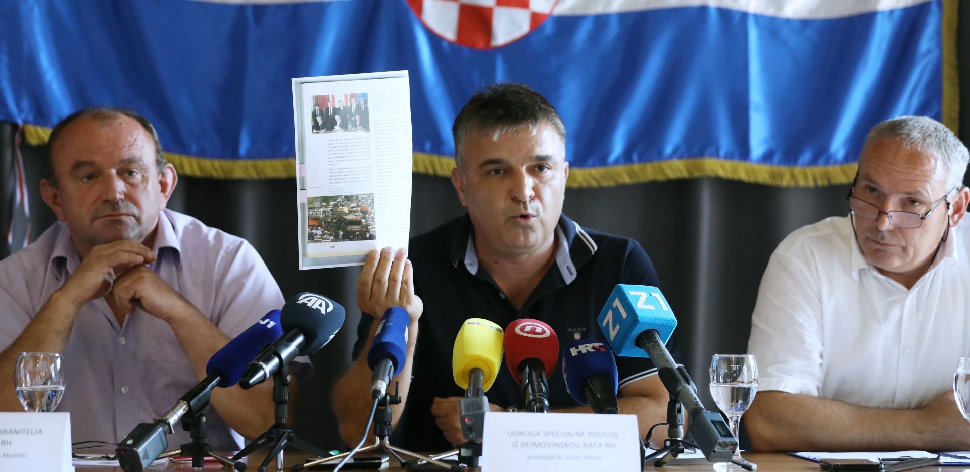Zagreb, 28.08.2019. - Zbor udruga veterana hrvatskih gardijskih postrojbi, Udruga specijalne policije iz Domovinskog rata RH i Savez udruga branitelja radnika Republike Hrvatske održao je konferenciju za medije na temu "Medijski istup saborskog zastupnika Milorada Pupovca" Na fotografiji Siniša Mastelić, Zoran Maras, Krešimir Maretić. foto HINA/ Lana SLIVAR DOMINIĆ/ lsd