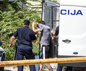 Knin, 28.08.2019 - Pripadnici policije privode uhiæene povezane s napadom na Srbe u kafiæu u Uzdolju prije tjedan dana, na upanijski sud u Kninu.
foto HINA/ ibenik IN/ ds