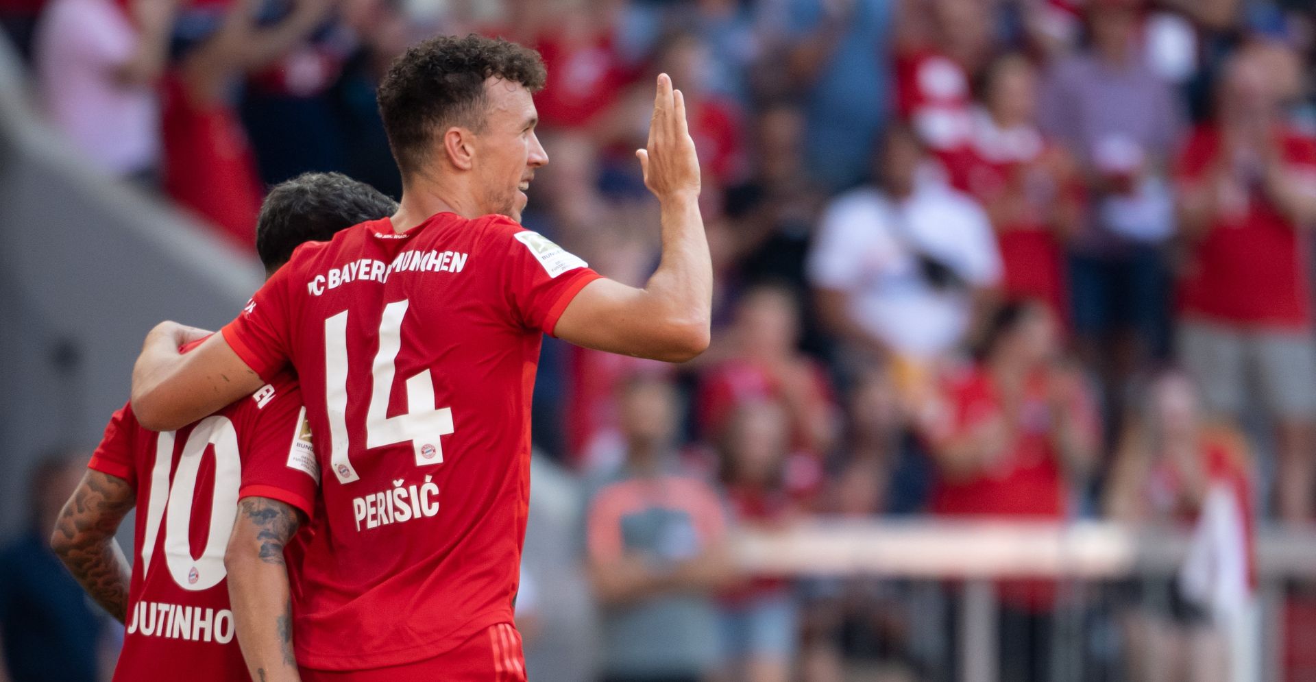31 August 2019, Bavaria, Munich: Munich's Ivan Perisic(R) celebrates scoring his side's third goal with teammate Philippe Coutinho during the German Bundesliga soccer match between Bayern Munich and FSV Mainz 05 at the Allianz Arena. Photo: Sven Hoppe/dpa - WICHTIGER HINWEIS: Gemäß den Vorgaben der DFL Deutsche Fußball Liga bzw. des DFB Deutscher Fußball-Bund ist es untersagt, in dem Stadion und/oder vom Spiel angefertigte Fotoaufnahmen in Form von Sequenzbildern und/oder videoähnlichen Fotostrecken zu verwerten bzw. verwerten zu lassen.