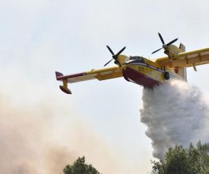 Između Srime i Vodica planuo požar, vatrogascima pomaže kanader i air tractor 01.04.2019., Vodice - Zbog velikog pozara na podrucju Vodica koji uz kopnene snage gase i kanader te air tractor zatvorena je Jadranska magistrala. Photo: Hrvoje Jelavic/PIXSELL
