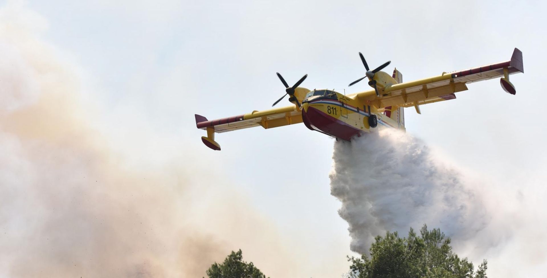 Između Srime i Vodica planuo požar, vatrogascima pomaže kanader i air tractor 01.04.2019., Vodice - Zbog velikog pozara na podrucju Vodica koji uz kopnene snage gase i kanader te air tractor zatvorena je Jadranska magistrala. Photo: Hrvoje Jelavic/PIXSELL