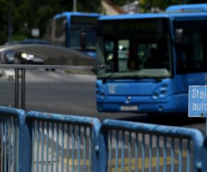 02.07.2019., Zagreb - ZET kupuje nove displeje za stajalista koja nisu opremljena, kako bi putnici mogli vidjeti kada dolazi tramvaj ili autobus. Svaki displej navodno bi trebao stajati oko 12000 kn a ZET ih za sada kupuje 16 komada. 

Photo: Marko Lukunic/PIXSELL