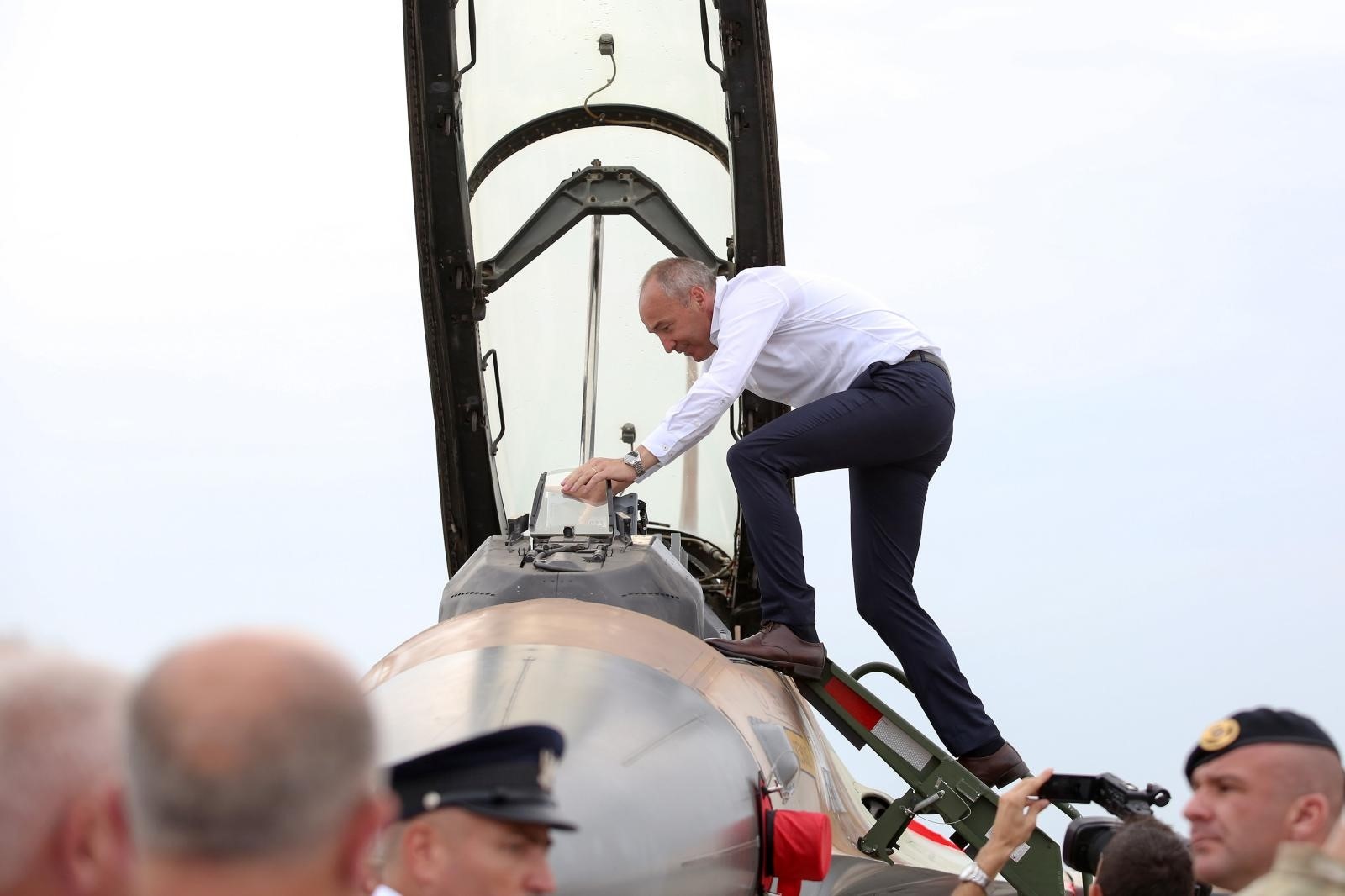 02.08.2018., Zagreb - Tri borbena aviona F-16 Barak Izraelskog ratnog zrakoplovstva sletjela su u vojarnu Pukovnik Marko Zivkovic u sklopu posjeta Republici Hrvatskoj. Vlada RH u ozujku ove godine donijela je odluku o kupnji 12 takvih izraelskih aviona, a prva dva bit ce isporucena do 2020. Ministar obrane Damir Krsticevic. 
Photo: Luka Stanzl/PIXSELL