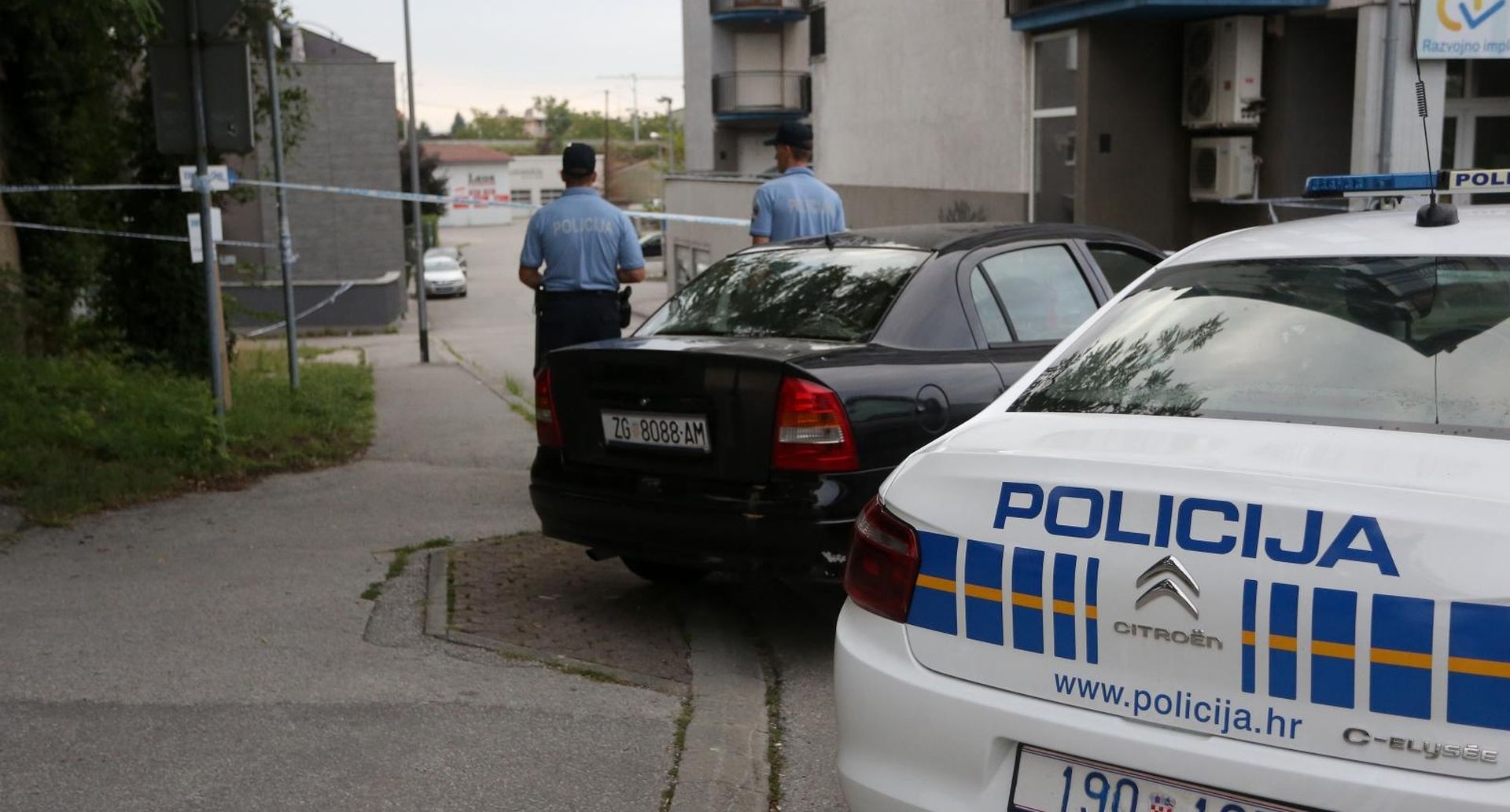 02.08.2019., Zagreb - Policija na Kajzerici i dan nakon visestrukog ubojstva patrolira u ulici  i kuci ubijenih.
Photo: Matija Habljak/PIXSELL
