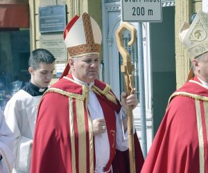 04.06.2019., Sisak  Blagdan sv. Kvirina, zastitnika Sisacke biskupije i Grada Siska proslavljen je procesijom koja je krenula ispred katedrale Uzvisenja svetog Kriza i gradskim ulicama dosla do bazilike Sv. Kvirina. 
Photo: Nikola Cutuk/PIXSELL