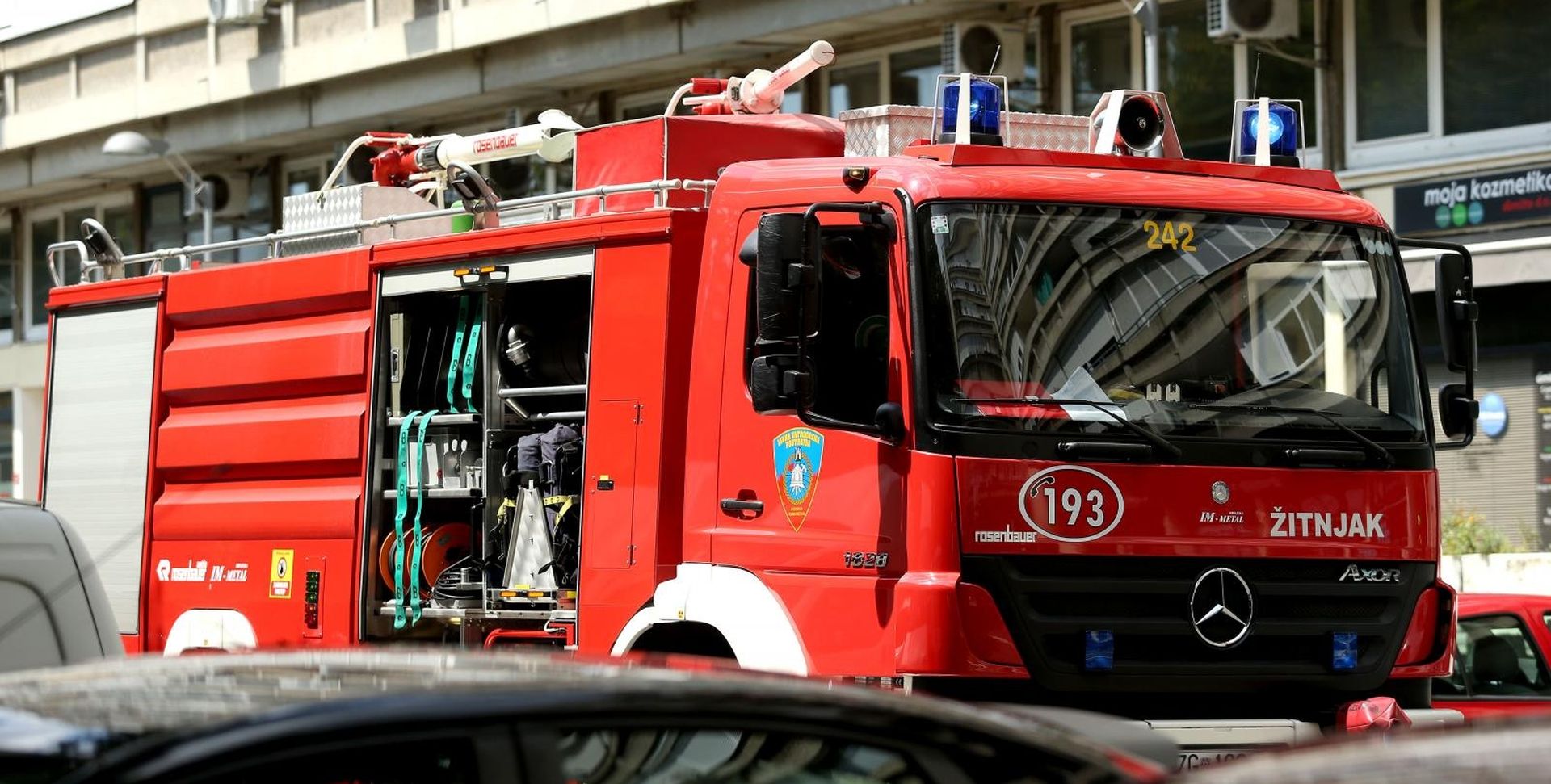 04.08.2019., Zagreb - Na cetvrtom kazu zgrade u ulici Cvijete Zuzoric broj 5 izbio pozar u stanu no vatrogasci su ga stavili pod kontrolu. Policijski ocevid je u tijeku. 
Photo: Luka Stanzl/PIXSELL