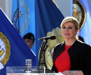 05.08.2019.,  Knin - Polaganje vijenaca i paljenje svijeca na spomeniku hrvatske pobjede Oluja 95 na Trgu dr. Ante Starcevica povodom obiljezavanja Dana pobjede i domovinske zahvalnosti te Dana hrvatskih branitelja. Kolinda Grabar Kitarovic
Photo: Dusko Jaramaz/PIXSELL