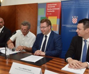 05.08.2019., Knin - Ministar regionalnoga razvoja i fondova EU Marko Pavic  sudjelovao je na potpisivanju 11 ugovora o dodjeli bespovratnih sredstava za pozive "Razvoj poduzetnistva u gradu Kninu" i "Razvoj poduzetnistva u gradu Benkovcu". Photo: Hrvoje Jelavic/PIXSELL