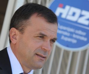 06.05.2014., Sibenik - Uoci predstojecih izbora za Europski parlament celnici Zupanijskog odbora HDZ-a te kandidati HDZ-a i koalicijskih partnera na EP odrzali su tiskovnu konferenciju u Sibeniku. 
Ivica Tolic. 
Photo: Hrvoje Jelavic/PIXSELL