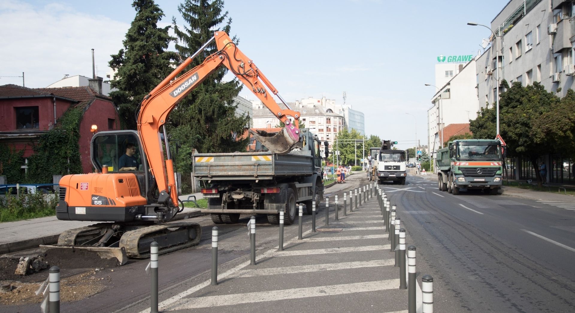 06.08.2019., Zagreb - Zapoceli radovi na sanaciji kolnika u Ulici grada Vukovara, na dionici od Savske ceste do Ozaljske. Photo: Davor Puklavec/PIXSELL