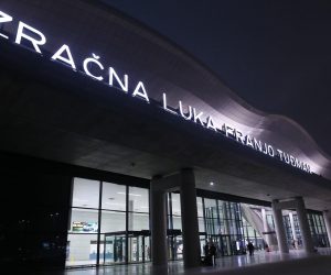 Zagreb: Todorić nakon godinu dana izručen Hrvatskoj 07.11.2018., Zagreb - Policija ispred Medjunarodne luke dr. Franjo Tudjman ceka avion u kojemu se nalazi bivsi celnik Agrokora Ivica Todoric. Ivica Todoric izrucen je Hrvatskoj nakon sto mu je britanski sudac Duncan Ousley odbio zalbu. Drzavno odvjetnistvo izdalo je tjeralicu za Todoricem u listopadu 2017. godine, a temeljem europskog uhidbenog naloga, koji je raspisala Hrvatska, uhicen je u Londonu 7. studenog 2017. Photo: Igor Soban/PIXSELL