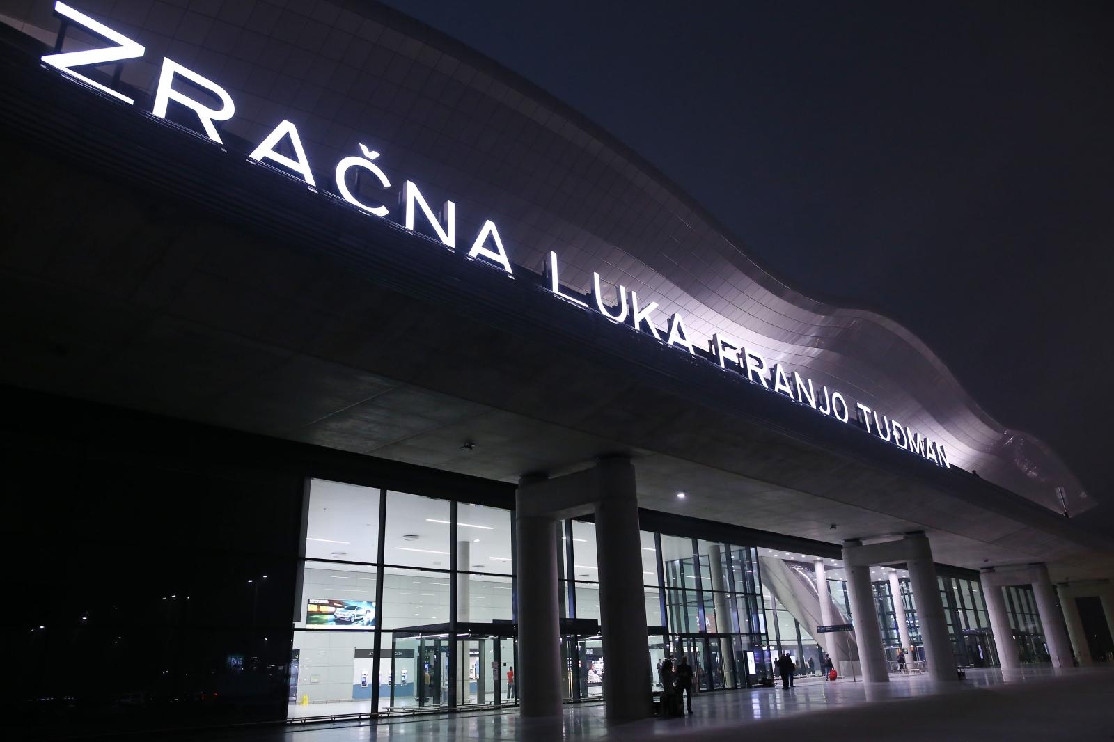 Zagreb: Todorić nakon godinu dana izručen Hrvatskoj 07.11.2018., Zagreb - Policija ispred Medjunarodne luke dr. Franjo Tudjman ceka avion u kojemu se nalazi bivsi celnik Agrokora Ivica Todoric. Ivica Todoric izrucen je Hrvatskoj nakon sto mu je britanski sudac Duncan Ousley odbio zalbu. Drzavno odvjetnistvo izdalo je tjeralicu za Todoricem u listopadu 2017. godine, a temeljem europskog uhidbenog naloga, koji je raspisala Hrvatska, uhicen je u Londonu 7. studenog 2017. Photo: Igor Soban/PIXSELL