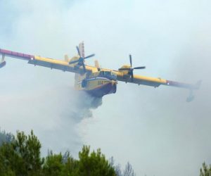08.08.2019., Sibenik - Kanaderi se bore s pozarom koji je buknuo na nepristupacnom terenu nedaleko Skradina. Photo: Dusko Jaramaz/PIXSELL