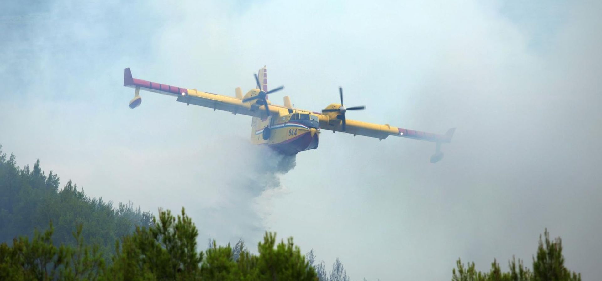 08.08.2019., Sibenik - Kanaderi se bore s pozarom koji je buknuo na nepristupacnom terenu nedaleko Skradina. Photo: Dusko Jaramaz/PIXSELL