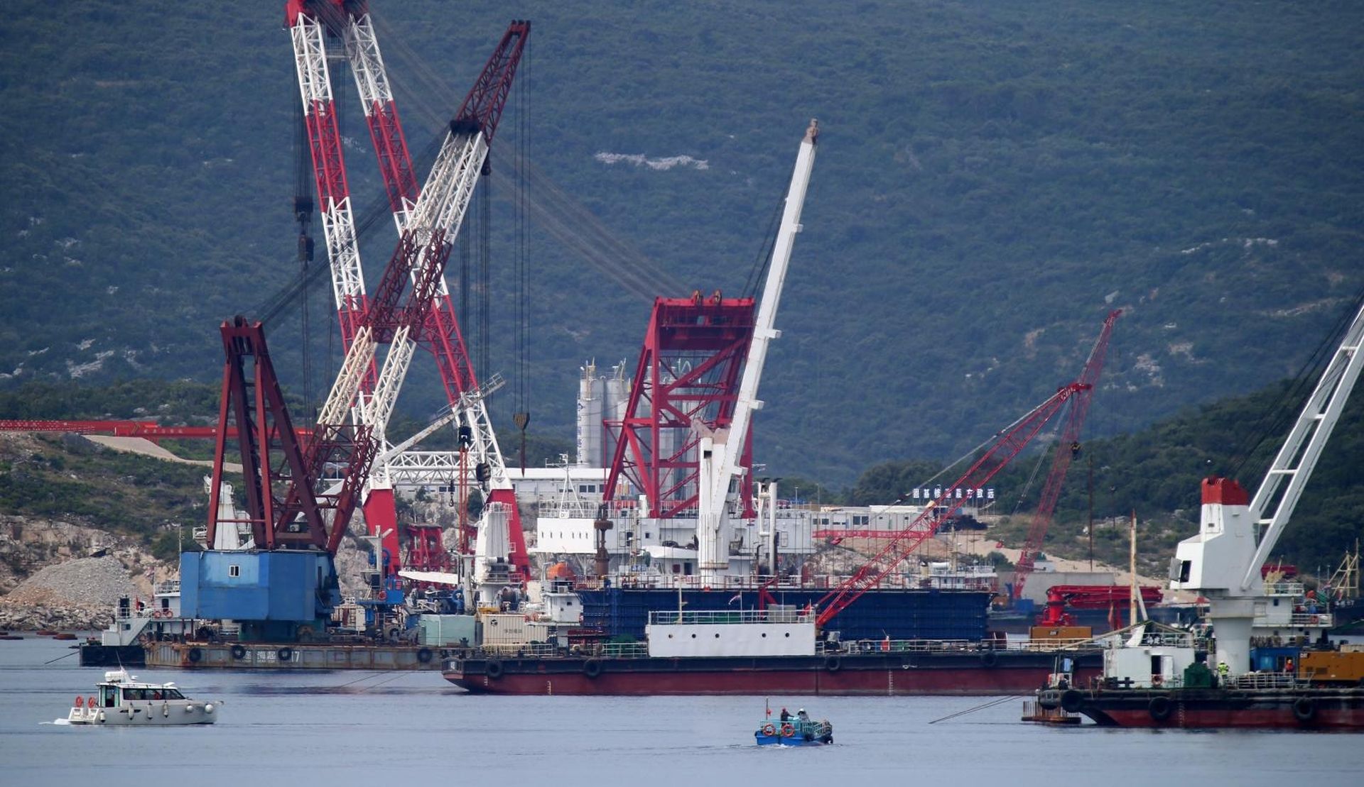 09.07.2019., Komarna - Nakon sto su u lipnju zabijeni svi piloti, 148 stalnih i dva testna ispod morske povrsine, radovi na Peljeskom mostu odvijat ce se nadalje na povrsini. Na pilote su se pocele postavljati naglavne ploce, odnosno prve dijelove mosta koji su vidljivi na povrsini. Photo: Ivo Cagalj/PIXSELL