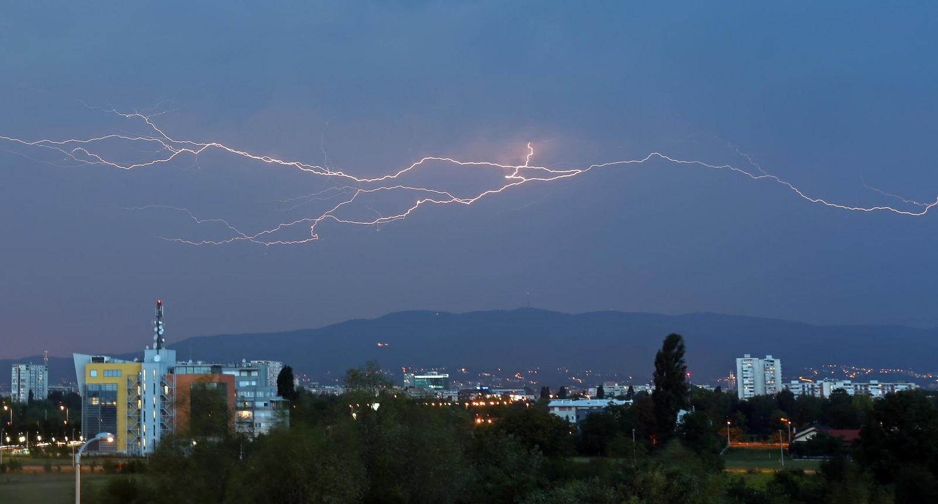10.08.2017., Zagreb - Olujno grmljavinsko nevrijeme pogodilo je Zagreb i okolicu.
Photo: Borna Filic/PIXSELL