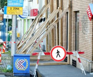 10.08.2019., Zagreb - Drvene daske podupiru zid na ciglenoj fasadi u Kranjcevicevoj 36. Jutro nakon nocasnje intervencije vatrogasaca prikazuje fasadu koja je osigurana drvenim daskama. Photo: Sanjin Strukic/PIXSELL