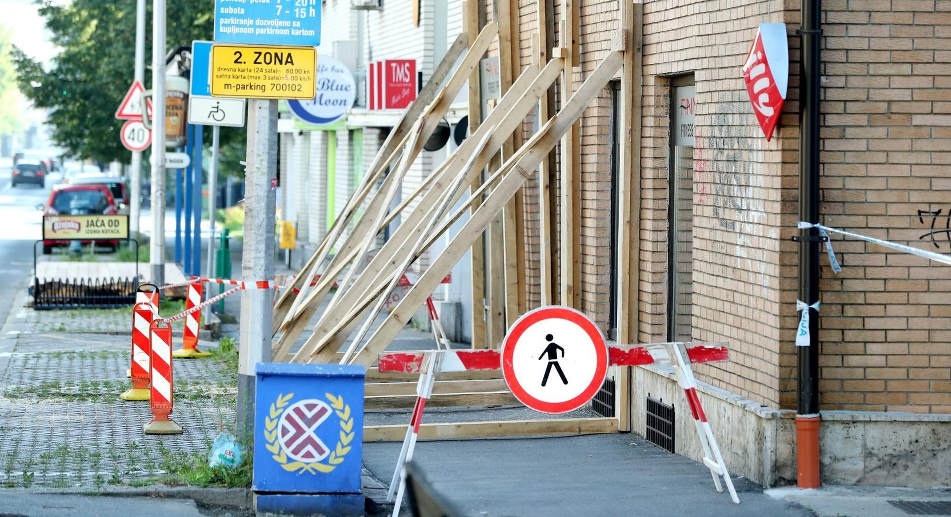 10.08.2019., Zagreb - Drvene daske podupiru zid na ciglenoj fasadi u Kranjcevicevoj 36. Jutro nakon nocasnje intervencije vatrogasaca prikazuje fasadu koja je osigurana drvenim daskama. Photo: Sanjin Strukic/PIXSELL