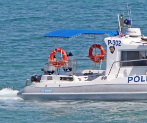 20.08.2010., Nin - Madjarski turist se ugusio dok je ronio. U potragu za nestalim Madjarem ukljucili se i madjarski policajci koji su u redovnoj turistickoj patroli. Supruga preminulog Madjara pala je u nesvijest dok su je pridrzavali policajci i  sin. Na straznjem dijelu broda nalazi se mrtav Madjarski turist.
Photo: Zeljko Mrsic/PIXSELL