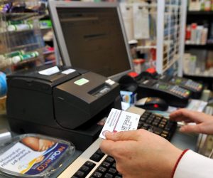 24.01.2011., ljekarna, ambulanta, Zagreb - Sedam dana prije planiranog roka e-recept zamijenio papirnati recept za izdavanje lijekova na podrucju cijele Republike Hrvatske. Farmaceutkinja izdaje ljekove na osnovi e-recepta koji lijecnici salju za svakog pacijenta posebno. 
Photo: Goran Stanzl/PIXSELL