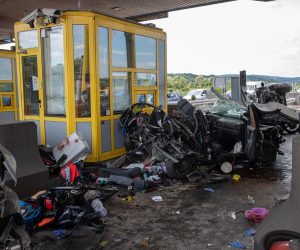 11.07.2019., Sveta Helena - U teskoj prometnoj nestreci na naplatnim kucicama Sveta Helena sudjelovala su tri vozila. Unesrecene je odvezla hitna pomoc, a policija provodi ocevid.
Photo: Davor Puklavec/PIXSELL