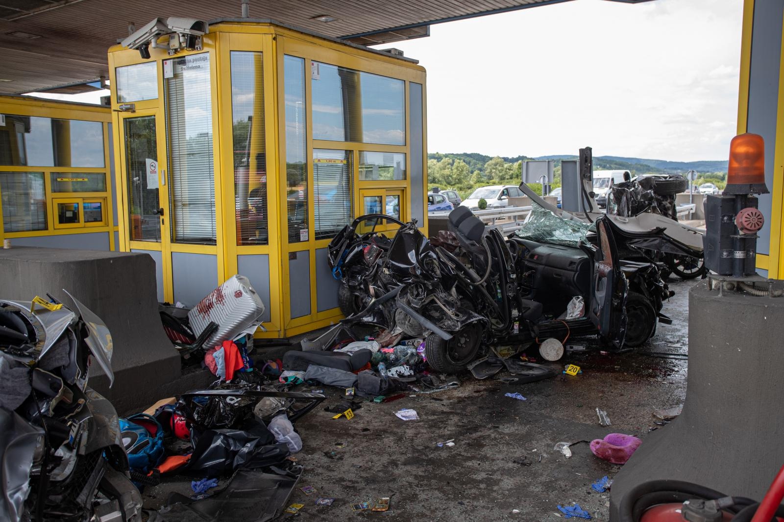 11.07.2019., Sveta Helena - U teskoj prometnoj nestreci na naplatnim kucicama Sveta Helena sudjelovala su tri vozila. Unesrecene je odvezla hitna pomoc, a policija provodi ocevid.
Photo: Davor Puklavec/PIXSELL
