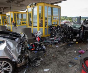 11.07.2019., Sveta Helena - U teskoj prometnoj nestreci na naplatnim kucicama Sveta Helena sudjelovala su tri vozila. Unesrecene je odvezla hitna pomoc, a policija provodi ocevid.
Photo: Davor Puklavec/PIXSELL